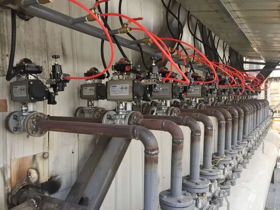 Vollautomatische horizontale Abfüllmaschine mit Mehrkopf-Abfüllventil, pneumatischer Hubvorrichtung und SPS-Steuerung für Glasleim, Silikonleim und Dichtungsleim